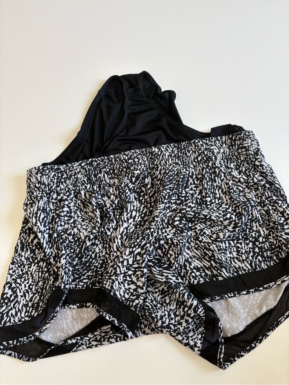 Athleta Printed Mesh Racer Run Shorts Black White Size XL 4” - Picture 5 of 11